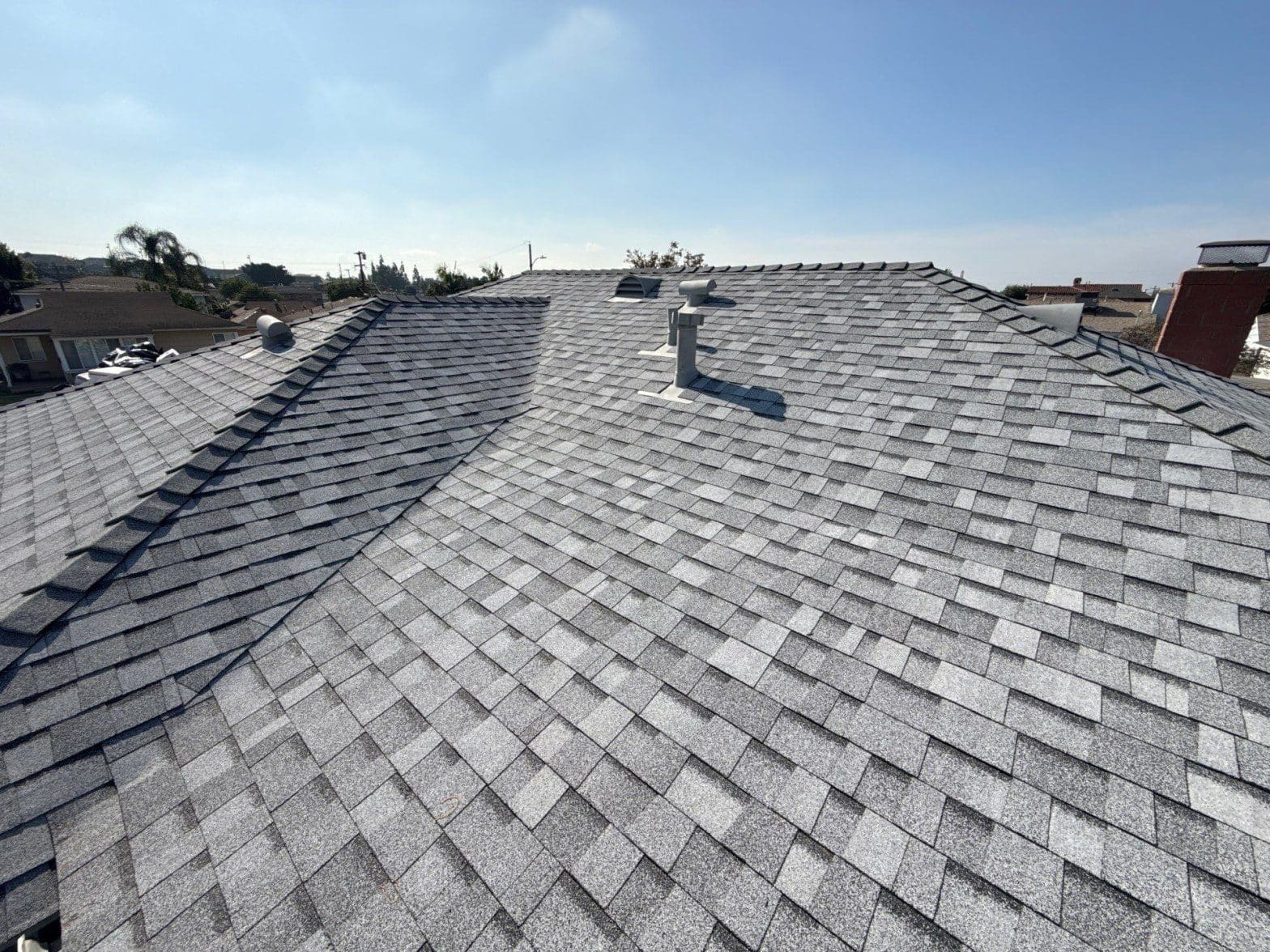 Well-maintained asphalt shingle roof in Southern California